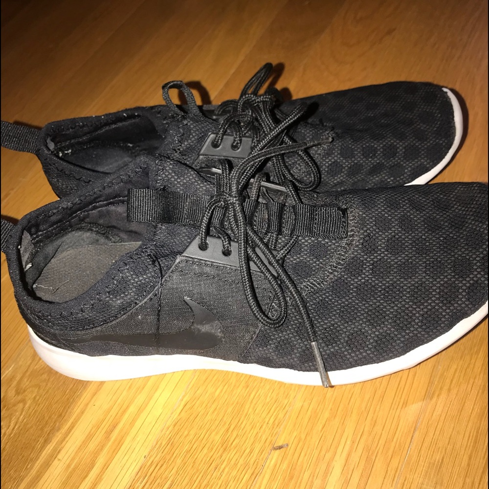 Black Nikes (women)